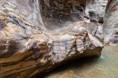 Ürdün 'deki Wadi Al Mujib' de Mujib Nehri Kanyonu 'nda tuhaf dağ yürüyüşleri.