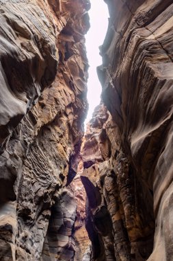 Ürdün 'deki Wadi Al Mujib' de Mujib Nehri Kanyonu boyunca yükselen dağların arasına bakıyorum.