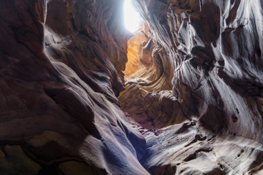 Mujib Nehri 'ndeki yüksek dağların tarifsiz güzelliği Ürdün' deki Mujib Nehri Kanyonu 'ndaki turizm rotası boyunca uzanır.