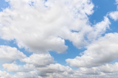 Açık bulutlu bir yaz güneşinin eşsiz güzelliği sakin, parlak bir gökyüzü