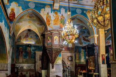 Nasıra, İsrail, 17 Eylül 2023: Kuzey İsrail 'deki Nasıra eski kentinde bulunan Yunan Ortodoks Annunciation Kilisesi' nin ana salonunda dini bir tema üzerine duvarlarla boyanmış iç mekan