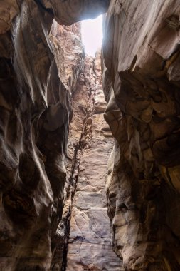 Mujib Nehri 'ndeki yüksek dağların tarifsiz güzelliği Ürdün Wadi Al Mujib' deki Mujib Nehri Kanyonu 'ndaki turizm rotası boyunca uzanır.
