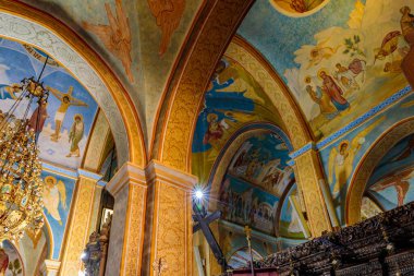 İsrail 'in kuzeyindeki Nasıra eski kentindeki Yunan Ortodoks Annunciation Kilisesi' nin ana salonunda dini temalarla boyanmış sütun duvar ve tavan.