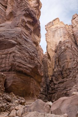Vadinin kenarlarındaki yüksek dağlar Ürdün 'deki Wadi Numeira vadisi boyunca yürüme rotasının başında.