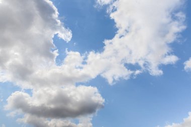 Açık bulutlu bir yaz güneşinin eşsiz güzelliği sakin, parlak bir gökyüzü