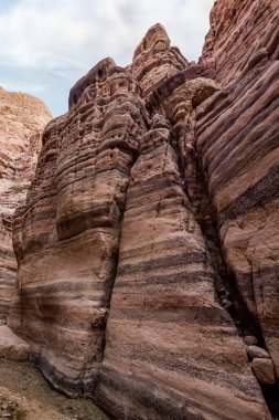 Wadi Numeira 'nın Ürdün' deki uyanış izinin başlangıcında kayalar arasında güzel doğal desenlerle boyanmış sığ bir dere akar.