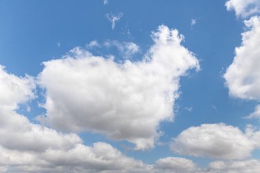 Açık bulutlu bir yaz güneşinin eşsiz güzelliği sakin, parlak bir gökyüzü