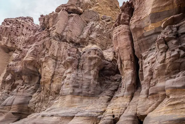 Ürdün 'deki Wadi Numeira geçidinde yürüyüş yolunun sonunda doğal desenleri olan yüksek kayalar.