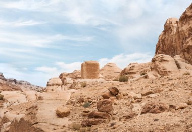 Ürdün 'deki Wadi Musa kentindeki turizm rotasının başlangıcında, Nabatean Krallığı Petra' nın kenar mahallelerinde Cin 'in koruyucu taşları blokları bulunuyor.