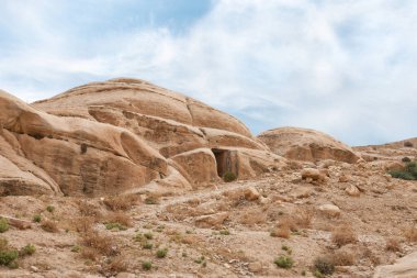 Nabataean Krallığı 'nın başkenti Petra' daki Ürdün 'deki Wadi Musa şehrindeki turizm rotasının başlangıcındaki ilk defin törenlerinden biri.