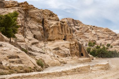 Obelisk Mezarı ve Bab Ürdün 'ün Wadi Musa kentindeki Nabatean Krallığı' nın başkenti Petra 'daki Siq Üçlü Kliniği' dir.