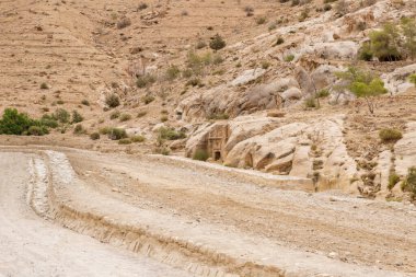 Ürdün 'ün Wadi Musa kentindeki Nabatean Krallığı' nın başkenti Petra 'daki Nabatean turizm rotasının başındaki yol.