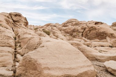 Ürdün 'ün Wadi Musa kentindeki Nabatean Krallığı' nın başkenti Petra 'daki Nebet Krallığı turizm rotasının başlangıcında kumtaşı dağlarının tuhaf şekilleri görülüyor.