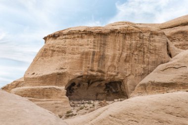 Ürdün 'deki Wadi Musa şehrindeki Nabatean Krallığı' nın başkenti Petra 'ya giden turist yolunun başında büyük bir adam mağaraya girdi.