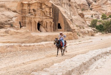 Wadi Musa, Ürdün, 05 Ekim 2023: Ürdün 'deki Wadi Musa kentindeki Nabatean Krallığı' nın başkenti Petra 'da bir Bedevi turizm rotası boyunca ata biniyor