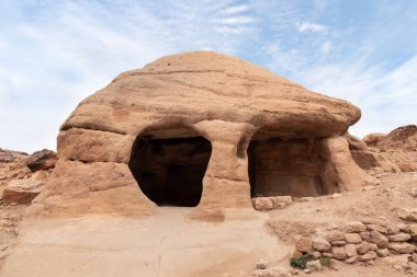Ürdün 'deki Wadi Musa şehrindeki Nabatean Krallığı' nın başkenti Petra 'ya giden turizm rotasının başında büyük bir adam mağaraya girdi.