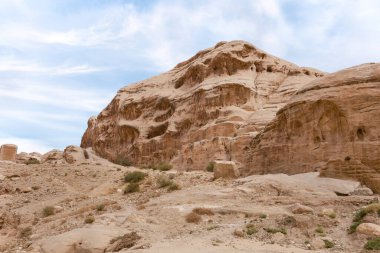 Nabatean Krallığı 'nın başlangıcında, Ürdün' ün Wadi Musa şehrindeki Nabatean Krallığı Petra 'nın başkentinde bulunan tuhaf kum taşı dağları şekilleri.