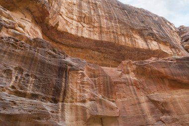 Nabatean krallığındaki Al Siq vadisindeki yüksek dağların güzelliği Ürdün 'deki Wadi Musa şehrindeki Petra