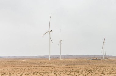 Amman, Ürdün, 05 Ekim 2023: Ürdün çölünün geniş alanlarında rüzgâr tarlaları duruyor ve Ürdün 'deki rüzgar türbinlerini kullanarak temiz enerji üretiyorlar.