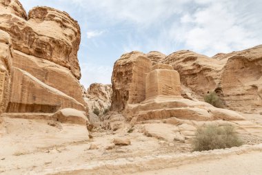Ürdün 'deki Wadi Musa şehrindeki Nabatean krallığı Petra' nın kenar mahallelerinde bulunan Cin muhafız taşları.