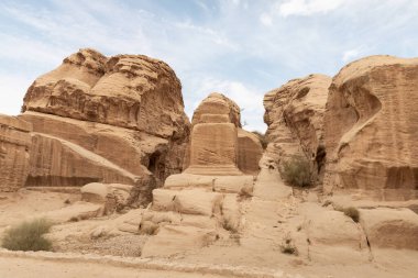 Ürdün 'deki Wadi Musa şehrindeki Nabatean krallığı Petra' nın eteklerindeki Cin muhafız taşları blokları