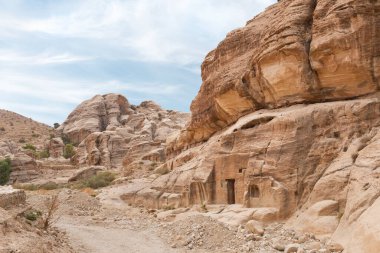 Ürdün 'deki Wadi Musa şehrindeki turizm rotasının başındaki Nabataean krallığının başkenti Petra' daki ilk defin törenlerinden biri.