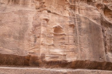 Pagan Nabatean sunağı Ürdün 'deki Wadi Musa şehrindeki Nabatean krallığı Petra' da Al Siq geçidine oyulmuş.