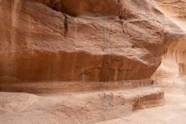 Ürdün 'ün Wadi Musa şehrindeki Nabatean krallığı Petra' daki Al Siq boğazının devamı için bir drenaj kanalı duvarı deldi.