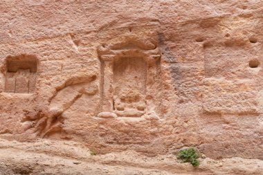 Pagan Nabataean sunakları Ürdün 'deki Wadi Musa şehrindeki Nabatean Krallığı Petra' daki Al Siq boğazının kum duvarına oyulmuş.