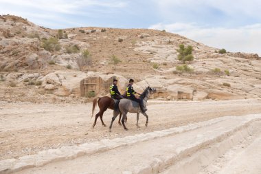 Vadi Musa, Ürdün, 05 Ekim 2023: Ürdün atlı iki Ürdünlü polis Ürdün 'deki Vadi Musa şehrinde Petra' da devriye geziyor