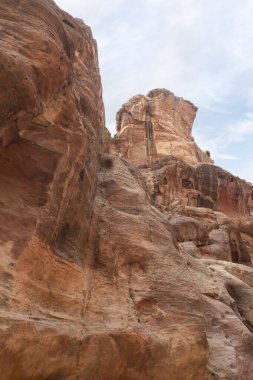 Ürdün 'deki Wadi Musa şehrindeki Nabatean krallığı Petra' daki vadideki Al Siq vadisinin başındaki yüksek dağların güzelliği.