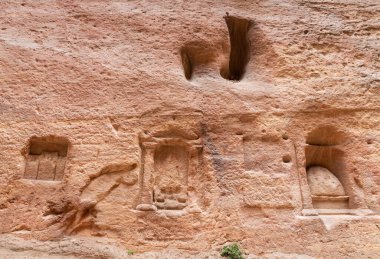 Pagan Nabataean sunakları Ürdün 'deki Wadi Musa şehrindeki Nabatean Krallığı Petra' daki Al Siq boğazının duvarına oyulmuş.