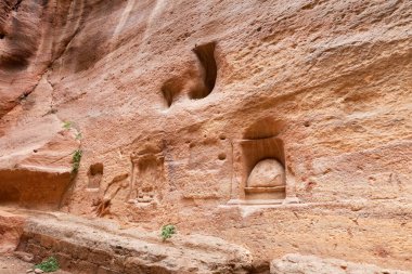 Pagan Nabataean sunakları Ürdün 'deki Wadi Musa şehrinde Nabatean Krallığı Petra' daki Al Siq geçidine oyulmuş.