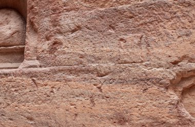 Ürdün 'deki Wadi Musa şehrindeki Nabatean Krallığı Petra' daki Al Siq boğazının duvarına antik Nabatean dilinde yazıtlar kazınmış.