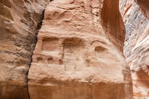 Pagan Nabatean sunağı Ürdün 'deki Wadi Musa şehrindeki Nabatean Krallığı Petra' daki Al Siq boğazının kum duvarına oyulmuş şeytani şeytanlardan koruyor.