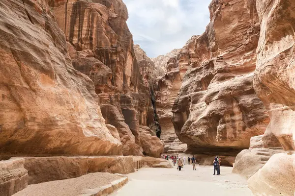 Vadi Musa, Ürdün, 05 Ekim 2023: Ürdün 'ün Wadi Musa kentindeki Al Siq kentinde çok sayıda turist güzergahın başında yürüyor ve manzarayı seyrediyor.