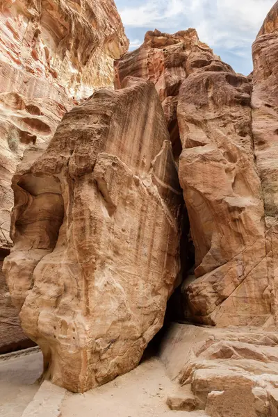 Ürdün 'deki Wadi Musa şehrindeki Nabataean krallığı Petra' daki Al Siq boğazının başlangıcında yüksek dağların alışılmadık renkleri.