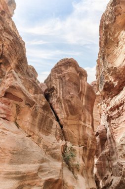 Ürdün 'deki Wadi Musa şehrindeki Nabatean krallığı Petra' daki Al Siq boğazının başındaki yüksek dağların güzelliği.
