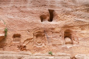 Pagan Nabataean sunakları Ürdün 'deki Wadi Musa şehrindeki Nabatean Krallığı Petra' daki Al Siq boğazının duvarına oyulmuş.