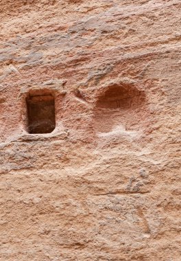 Pagan Nabataean sunakları Ürdün 'deki Wadi Musa şehrinde Nabatean Krallığı Petra' da Al Siq boğazının kum duvarına oyulmuş.