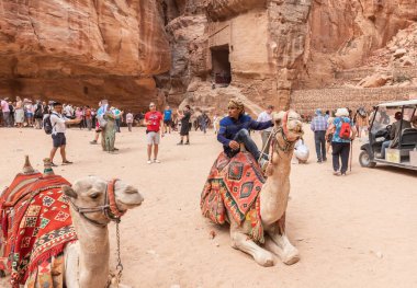 Vadi Musa, Ürdün, 05 Ekim 2023: Camel ve sürücüleri Ürdün 'deki Wadi Musa kentindeki Nabatean Krallığı' nda bir Nabatean tapınağı olan El Khazneh 'in önündeki meydanda dinleniyorlar.