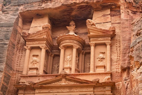 El Khazneh 'in ana faşizminin üst kısmı - Ürdün' deki Wadi Musa şehrindeki Nabatean Krallığı Petra 'daki Nabatean tapınağı.