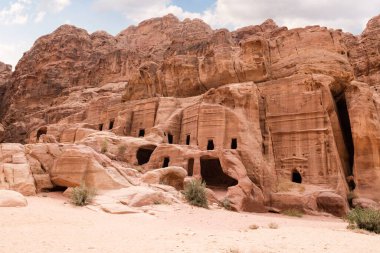 Nabatean zanaatkarları tarafından Ürdün 'deki Wadi Musa şehrindeki Nabatean Krallığı Petra' daki kayaya oyulmuş görkemli mezar cepheleri.