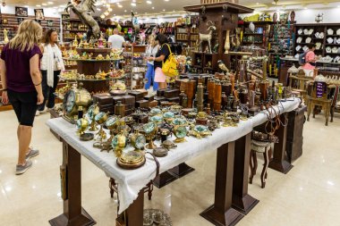 Wadi Musa, Ürdün, 05 Ekim 2023: Ürdün 'de Wadi Rum yakınlarındaki bir yol kenarında satılık dekoratif dürbünler ve diğer antika seyir araçları