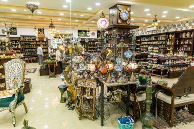 Wadi Musa, Ürdün, Ekim 05, 2023: Ürdün 'de Wadi Rum yakınlarındaki bir yol kenarında satılık dekoratif cam fenerler