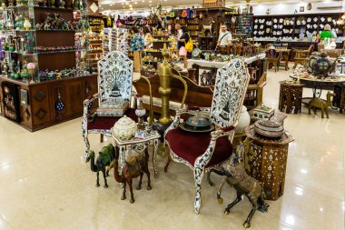 Wadi Musa, Ürdün, 05 Ekim 2023: Ürdün 'deki Wadi Rum yakınlarındaki yol kenarında satılık dekoratif mobilyalar ve diğer ev eşyaları