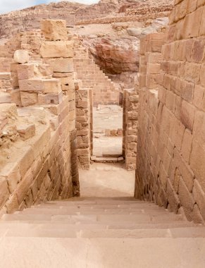 Ürdün 'deki Wadi Musa şehrindeki Nabataean Krallığı' nın Romalı kesimindeki ana salondan aşağı doğru inen taş adımları.