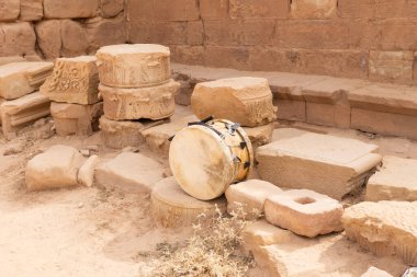 Bedevi milli davulu Ürdün 'deki Wadi Musa şehrindeki Nabataean Krallığı Petra' daki bir Roma şehrinin kalıntılarında yatıyor.