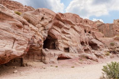 Ürdün 'deki Wadi Musa şehrindeki Nabatean Krallığı Petra' daki kayalıklara çok sayıda mezar mağarası kazıldı.