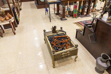 Wadi Musa, Ürdün, Ekim 05, 2023: Ürdün 'de Wadi Rum yakınlarındaki bir yol kenarında satılık dekoratif deri kamçılar